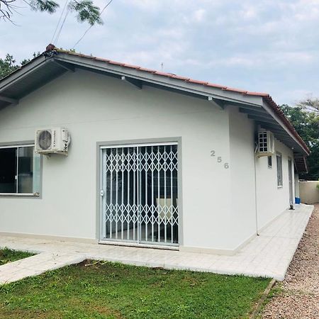 Casa De 03 Dormitorios No Centro De Bombinhas Esterno foto